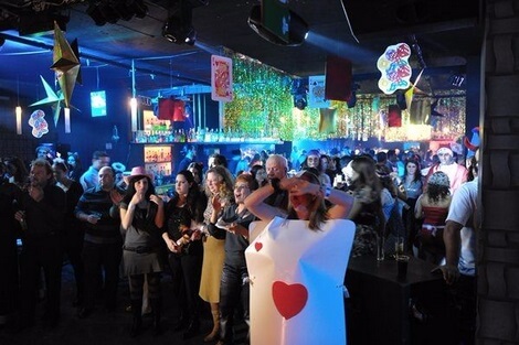 הפקת אירועי חברה במועדון בערב