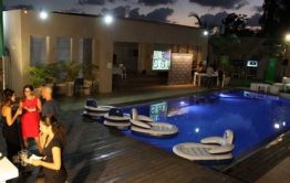 אירוע חברה ליד בריכה בערב