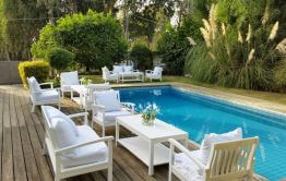 וילה בוטיק בשרון מבט על הבריכה והגינה בוילה