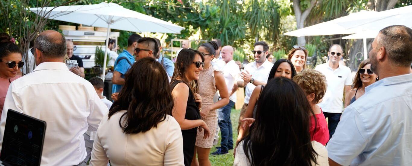 רחבת ריקודים חתונה בקיבוץ