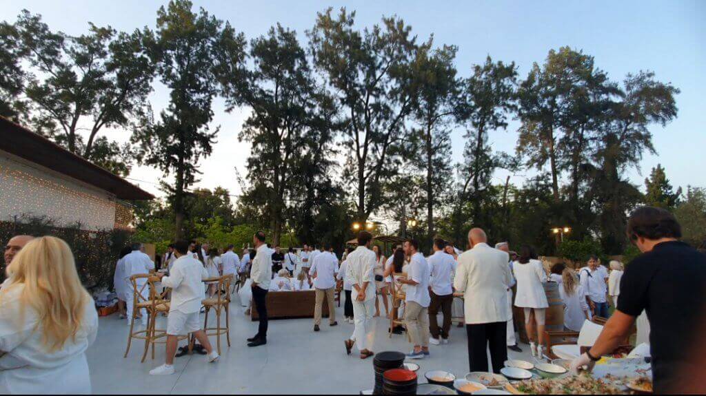 חתונה לבנה - חתונה שבא כולם לבושים בלבן