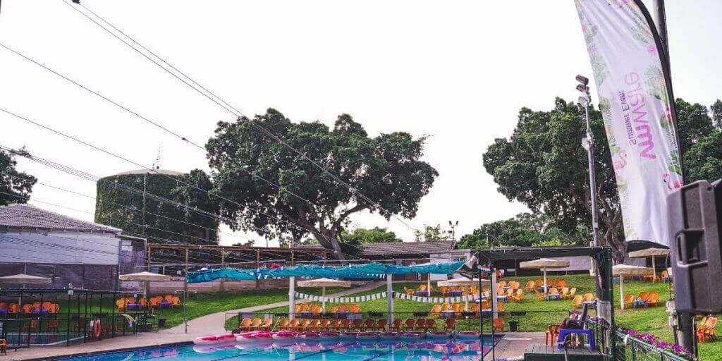 בריכה בשרון