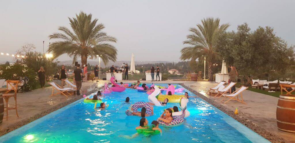 חגיגת בת מצווה בטבע בבריכה