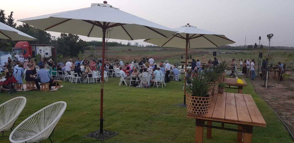 חתונה בחצר הבית