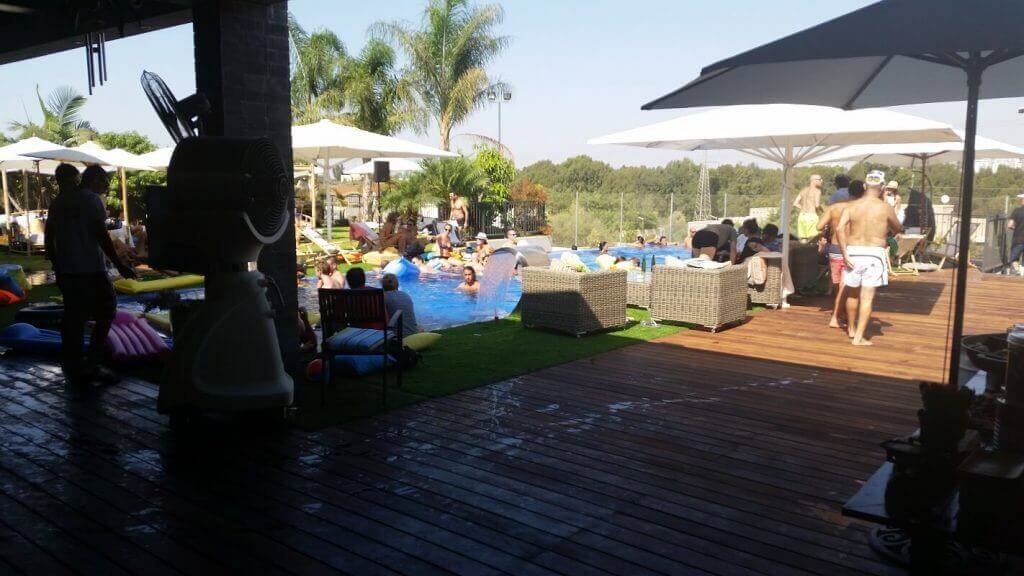 מסיבת בריכה ליום הולדת