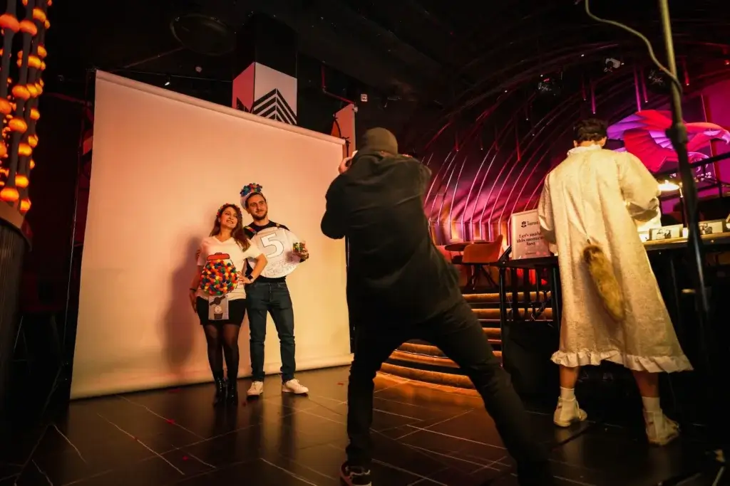 רעיות לפורים לעובדים -עמדת צילום