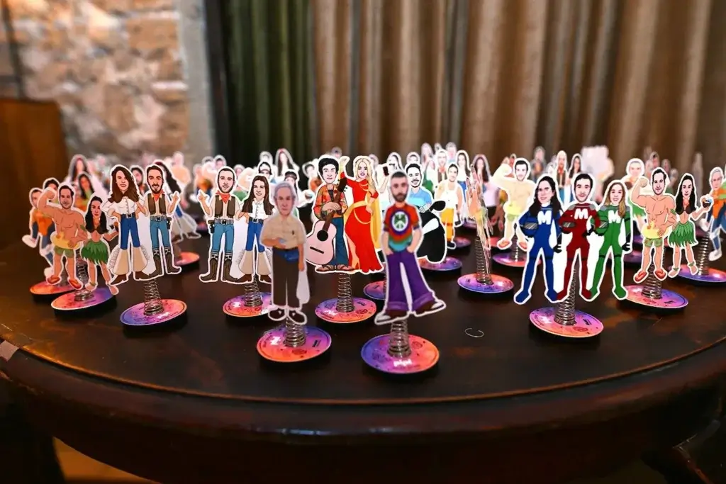 מתנות פורים לעובדים: דמויות קטנות ומותאמות אישית מוצבות על שולחן עץ באירוע חברה