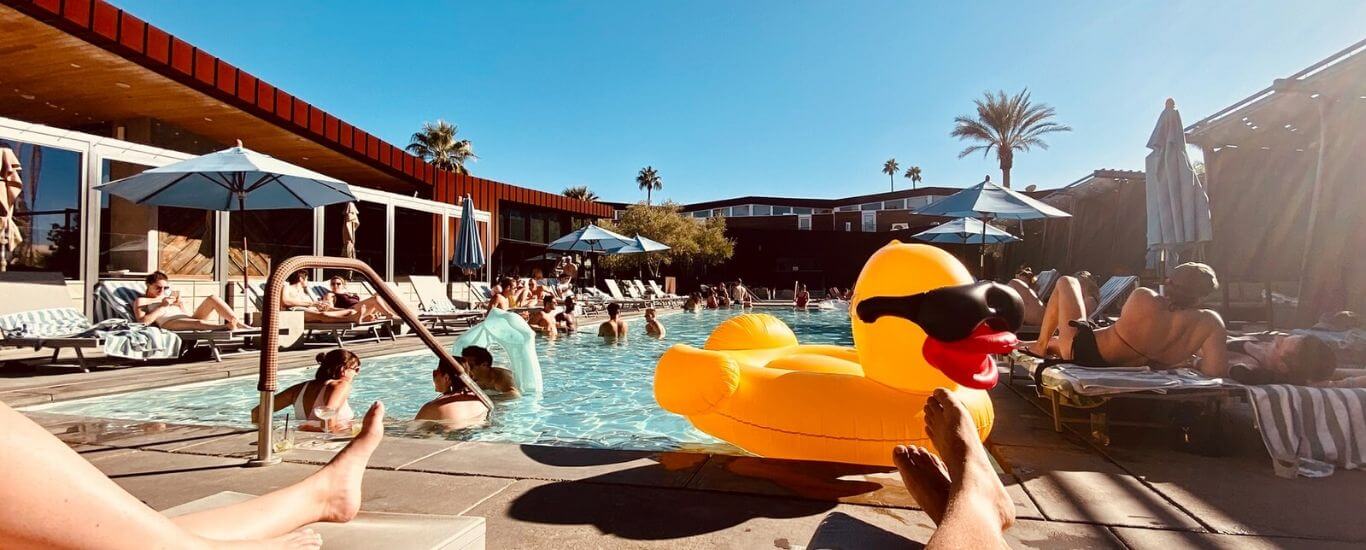 יום כיף סביב הבריכה יום כיף סביב הבריכה