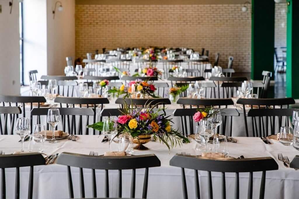 ריהוט ומרכזי שולחן אמורה