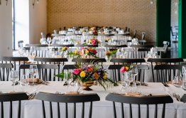 ריהוט ומרכזי שולחן אמורה