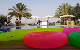 בר מצווה מגניבה עם בריכה ואטרקציות