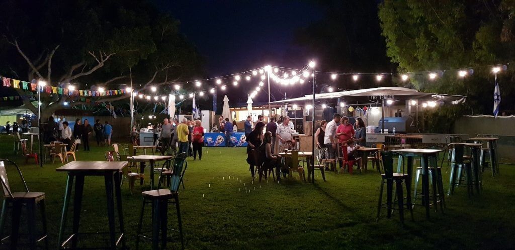 ריהוט עץ ופינות קפה