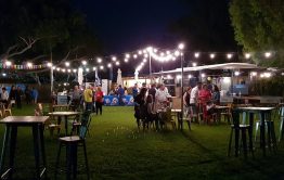 ריהוט עץ ופינות קפה