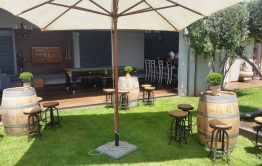 שולחנות עץ ופרחי גן