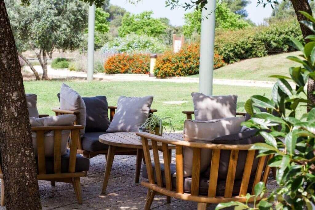 מתחם טבעי עם מדשאות