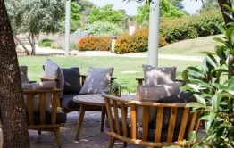 מתחם טבעי עם מדשאות