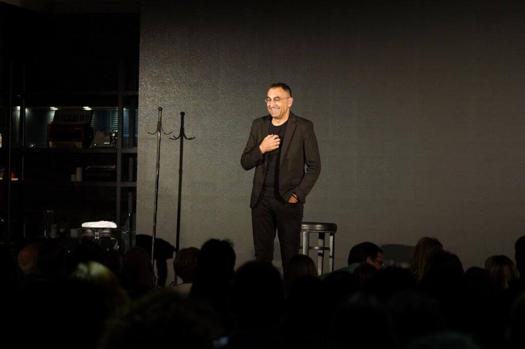 ישראל קטורזה במופע סטנדאפ