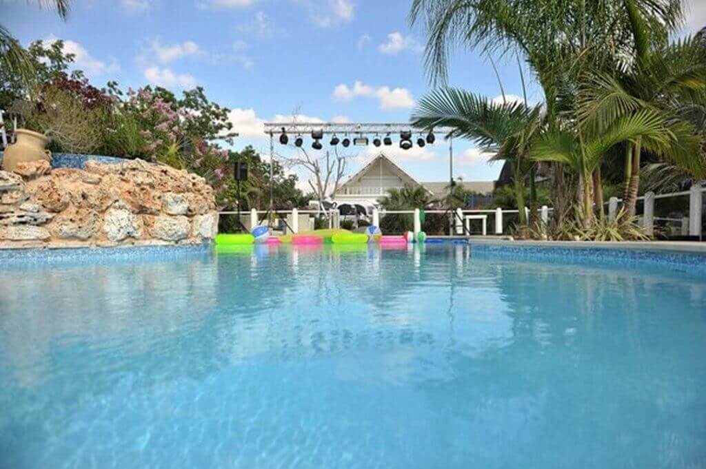 בריכת שחייה במושב