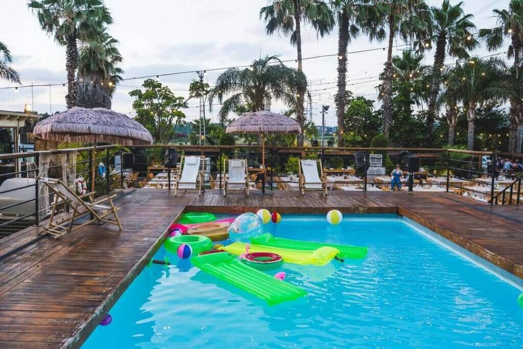 גן אירועים עם בריכה