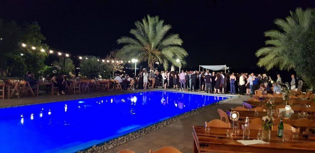 בריכה לחתונה חופה על הבריכה