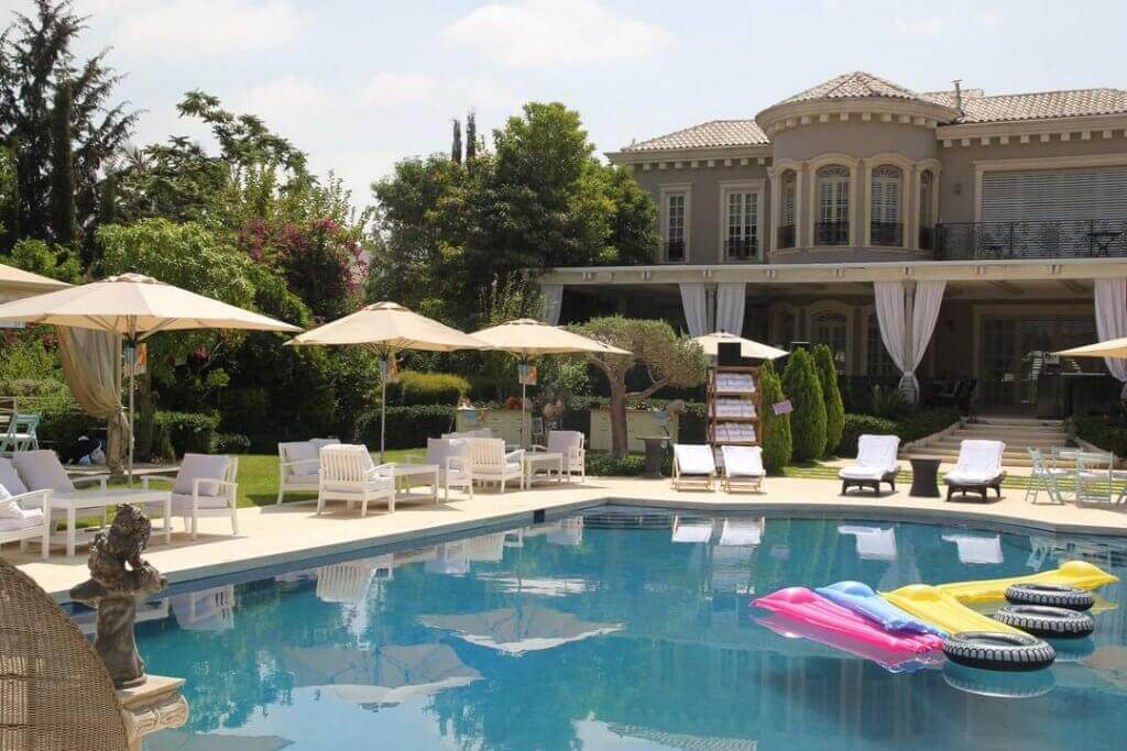 חצר וילה עם בריכה לחתונה