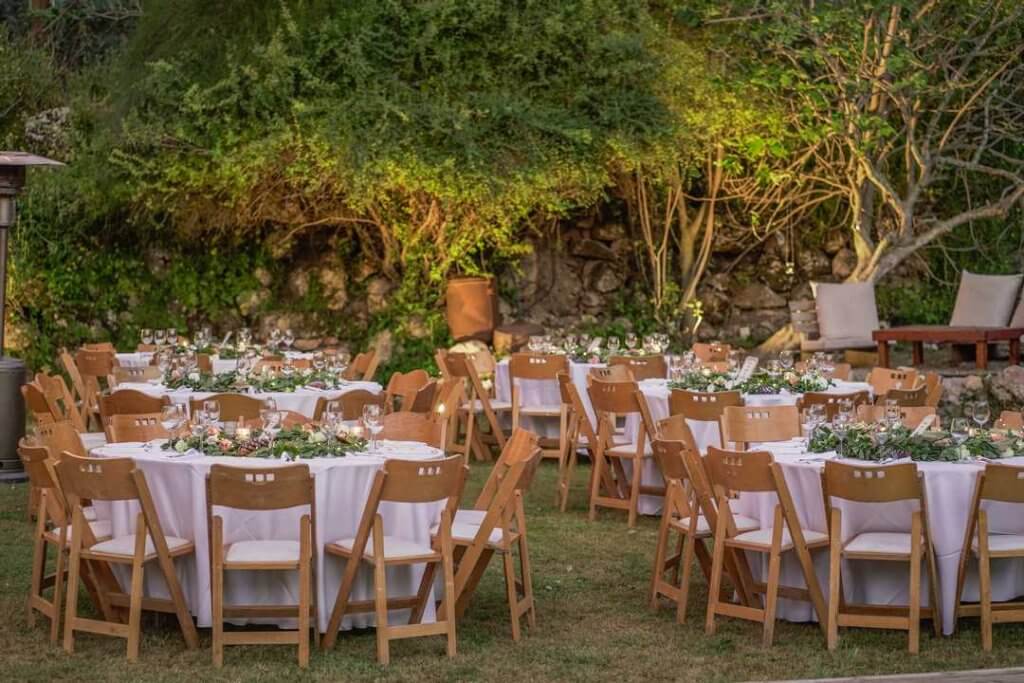 עיצוב שולחן חתונה בטבע בערב