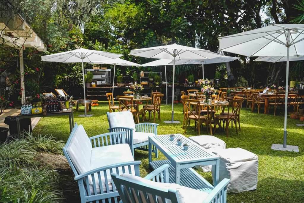 ריהוט בחצר הבית חתונה קטנה בשרון