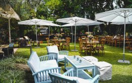 קבלת פנים בחצר הבית