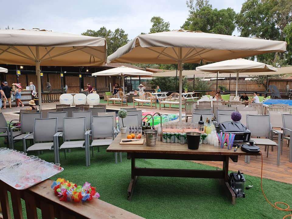 סדנת אלכוהול סביב בריכה