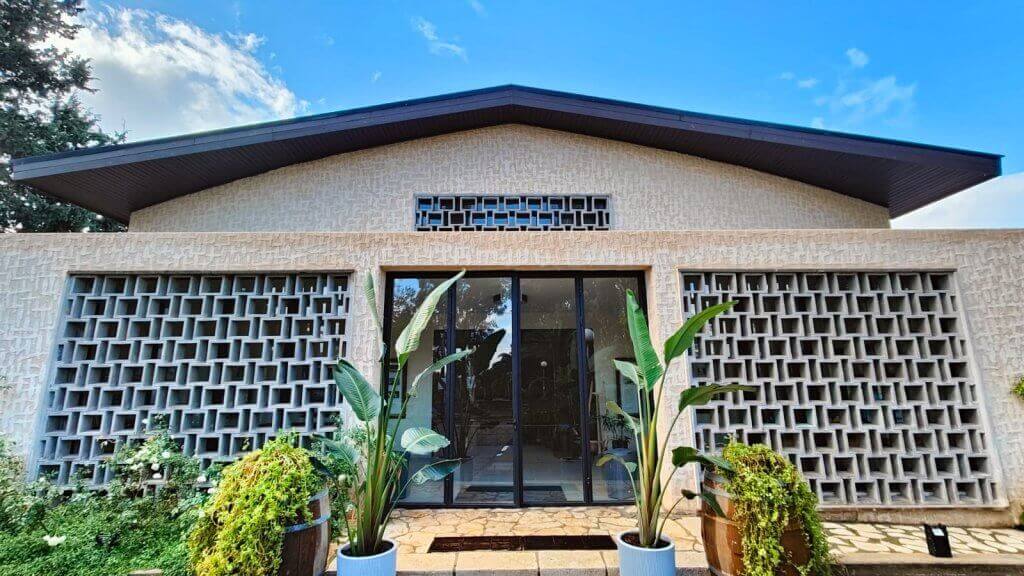 כניסה בית בכפר בשרון